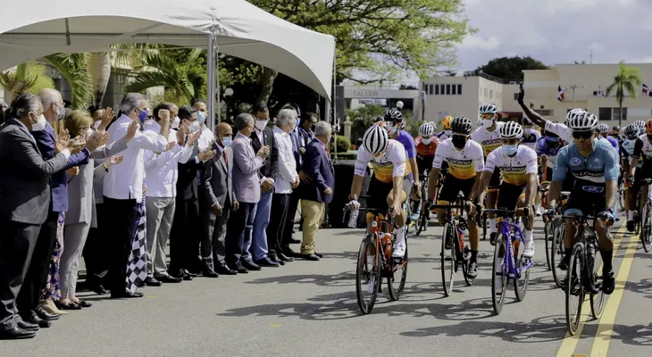 Presidente Abinader dejó iniciada la Vuelta Ciclista Independencia