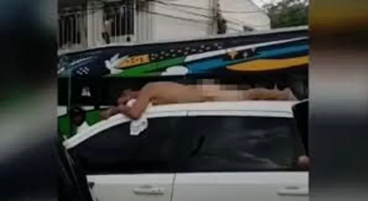 Mujer pasea a su marido infiel desnudo sobre un auto, como castigo 