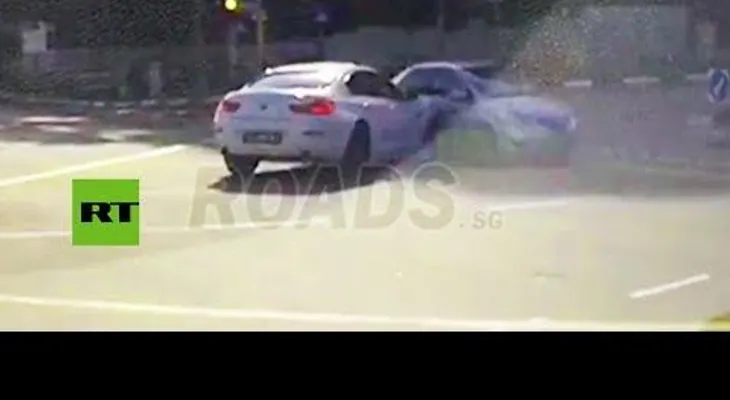 Una cámara registra un choque con un "coche fantasma" en Singapur