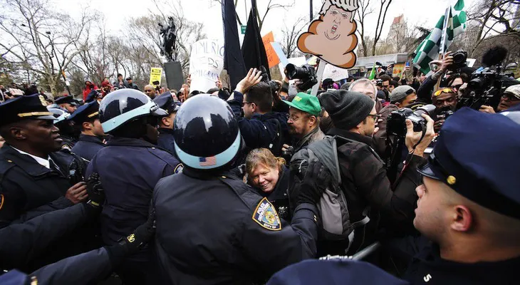 Airadas protestas contra Donald Trump en Arizona y Nueva York terminan con varios detenidos