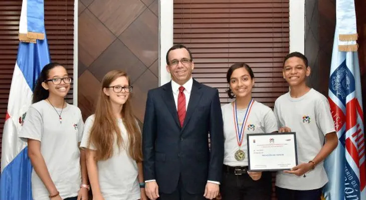 Ministro Andrés Navarro reconoce estudiante dominicana ganó bronce en Olimpiada Matemáticas