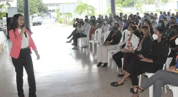 Servidoras del MOPC participan en charla sobre detección precoz del cáncer de mama