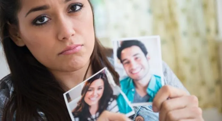 ¿Lo borro o no lo borro? Descubre si te conviene conservar las fotos de tu ex en las redes sociales