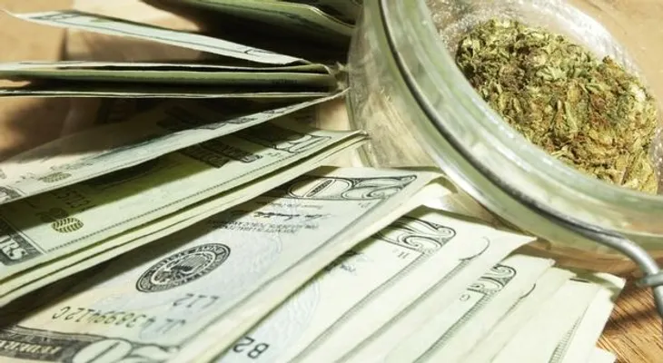 Bancos de EEUU abren puertas a vendedores de marihuana