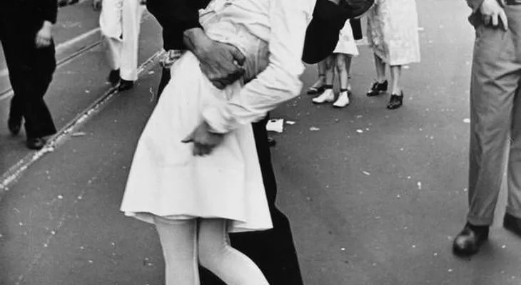 Muere la mujer que protagonizó icónico beso al final de la II Guerra Mundial