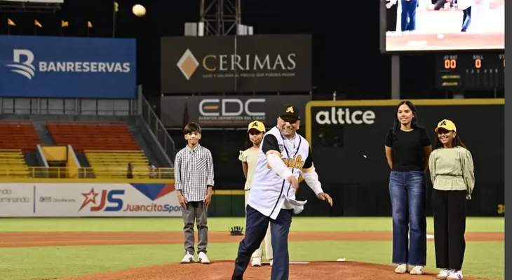 Aguilera lanza la primera bola en el Estadio Cibao