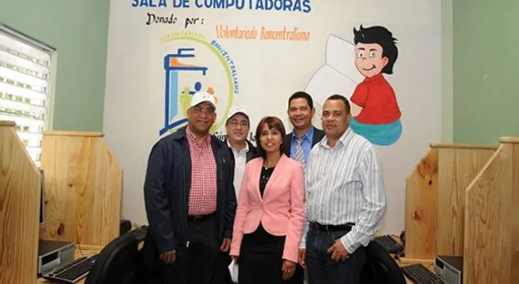 Voluntariado Banco Central dona sala de informática