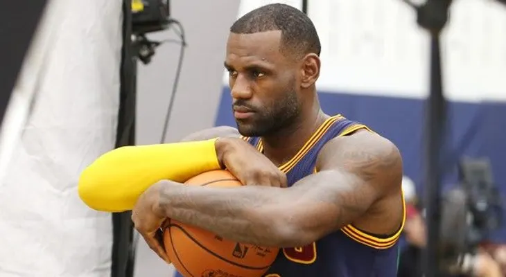 Inyectan a LeBron para aliviar dolor en la espalda