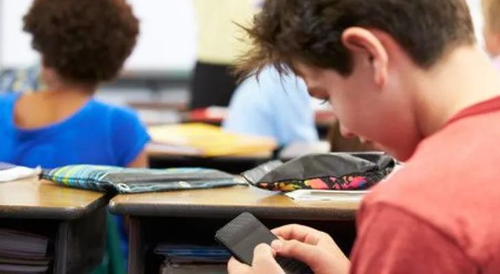 Los niños de Francia ya no pueden tener celulares en las escuelas