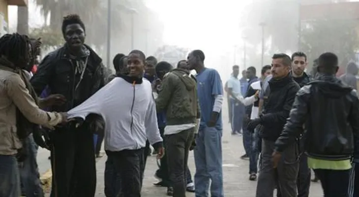 Cientos de inmigrantes entran a la ciudad española de Melilla en un asalto masivo a la frontera