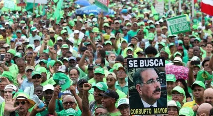 Agencia Reuters informa al Mundo: Decenas de miles marchan por corrupción en República Dominicana 