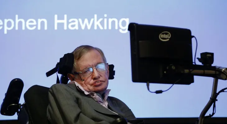 Condenan a cuatro meses de prisión a la acosadora de Stephen Hawking