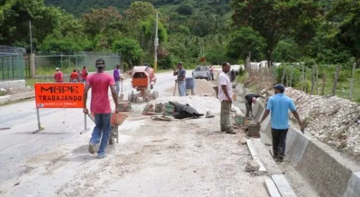 Obras Públicas paga a obreros en Barahona