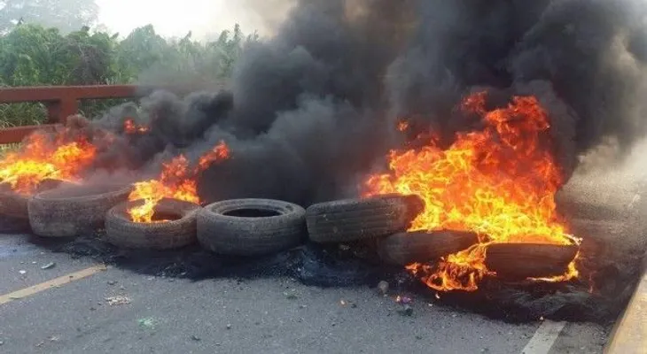 Continúan protestas en SPM por resultados comicios; emiten toque de queda