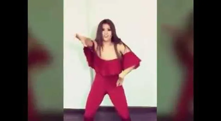 El trasero de una presentadora de TV genera polémica en las redes (VIDEO)