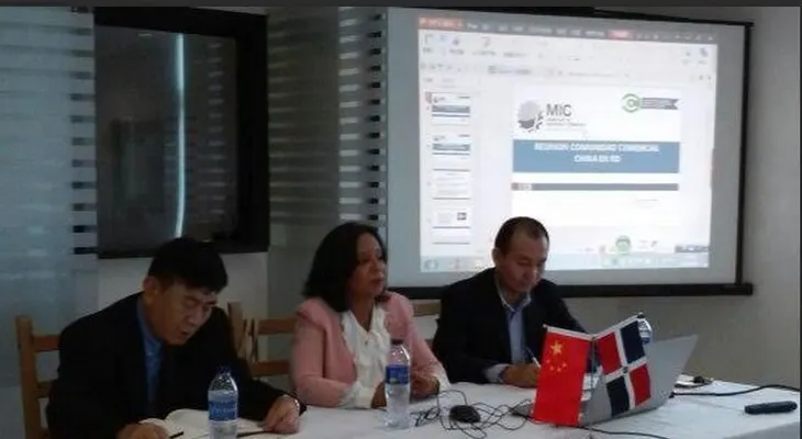 Orientan a comerciantes chinos sobre importación de productos y alimentos 