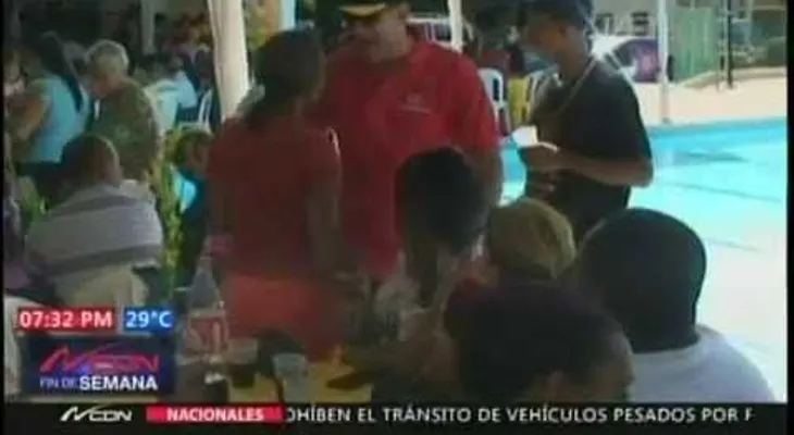 Diputado entrega carro en encuentro navideño para dirigentes del PLD