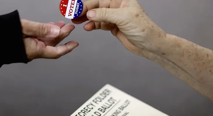 Primero sondeos de boca de urna: a los votantes no les entusiasman Clinton ni Trump