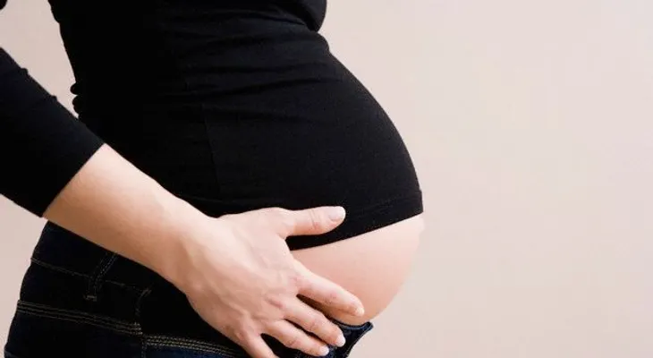 Vendió a su bebe por Facebook por 110 dólares (Video)