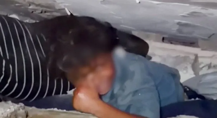 Rescatan a un niño entre los escombros del derrumbe de un edificio en la Ciudad de Gaza