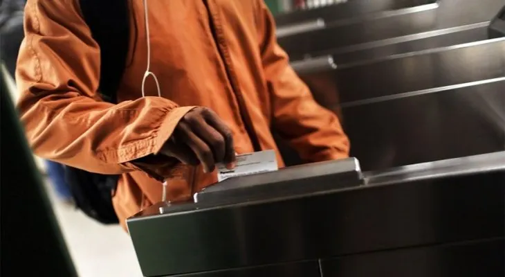 Dominicano evade pago de tren por $2.75 y ofrece $50.000 en sobornos a policías