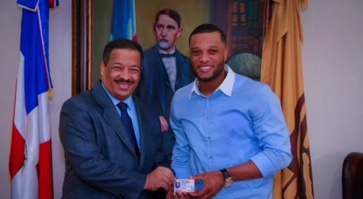 Roberto Rosario entrega cédula a Robinson Canó
