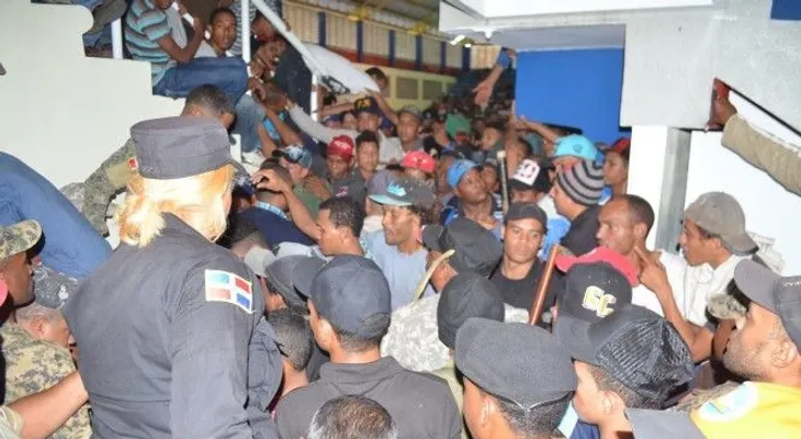 Patana se vuelca en autopista Duarte con entrada a SFM 