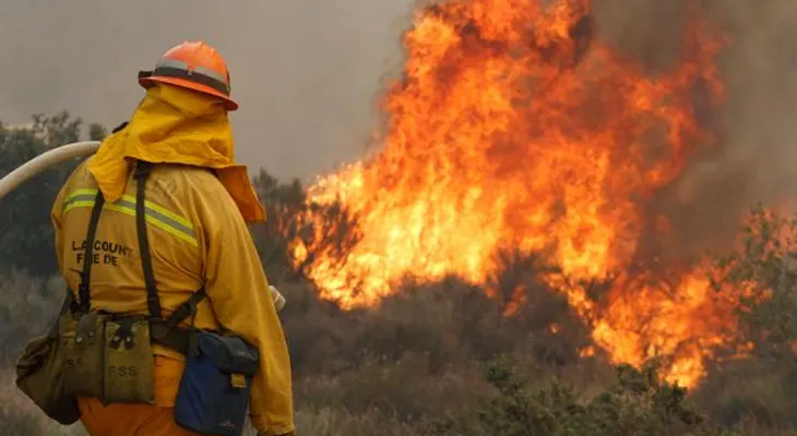 Se extiende incendio forestal en California