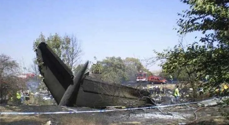 99 muertos al caer avión militar en Argelina