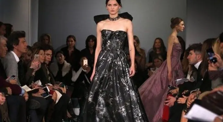 Oscar de la Renta experimenta con modelos de piel