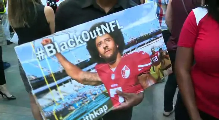 Nike apoya a Colin Kaepernick, el primer jugador que protestó arrodillándose durante el himno, con comercial de 'Just Do It'