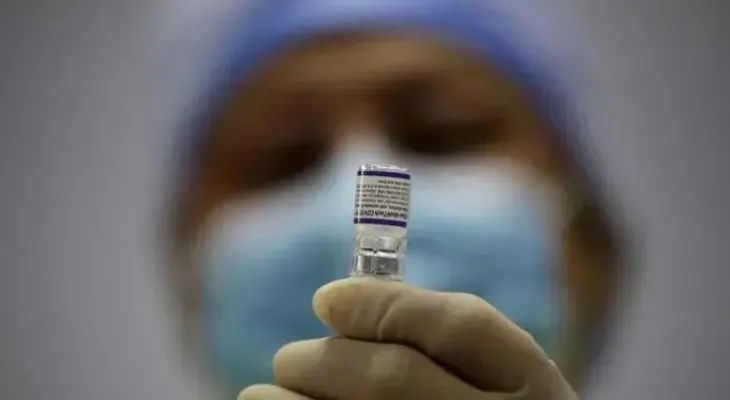 Pfizer cree que síntomas de ómicron se transmiten más rápido