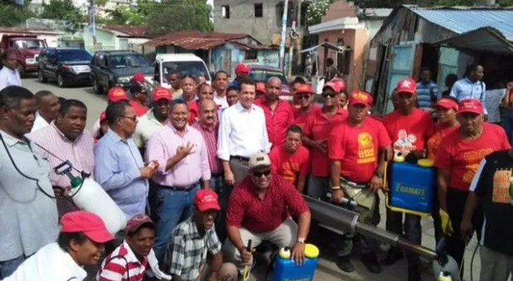 Brigadas del PRSC fumigan contra dengue en sectores del Distrito Nacional
