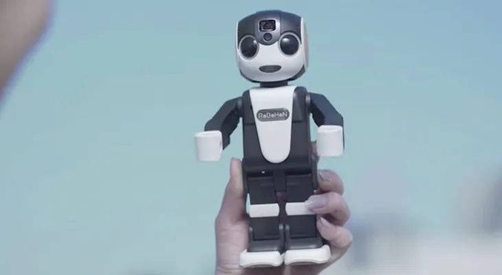 Conoce a RoBoHon, el primer teléfono celular-robot que camina y baila