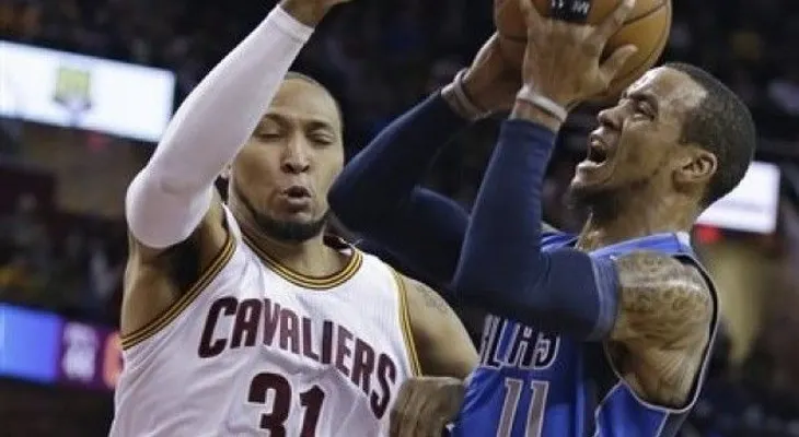 Ellis lidera triunfo de Mavericks en Cleveland 