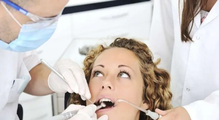 Conozca las ventajas y desventajas de los implantes dentales