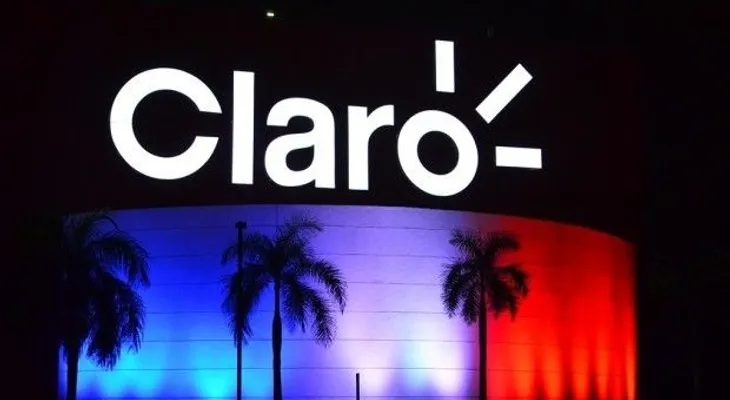 Claro ilumina edifico con colores bandera de Francia, en solidaridad 