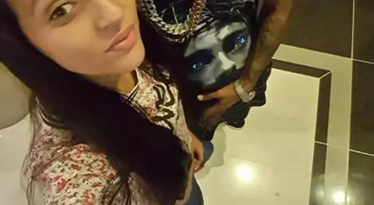 Ex pareja de Omega dice que recibió golpes y mordidas de parte del artista 