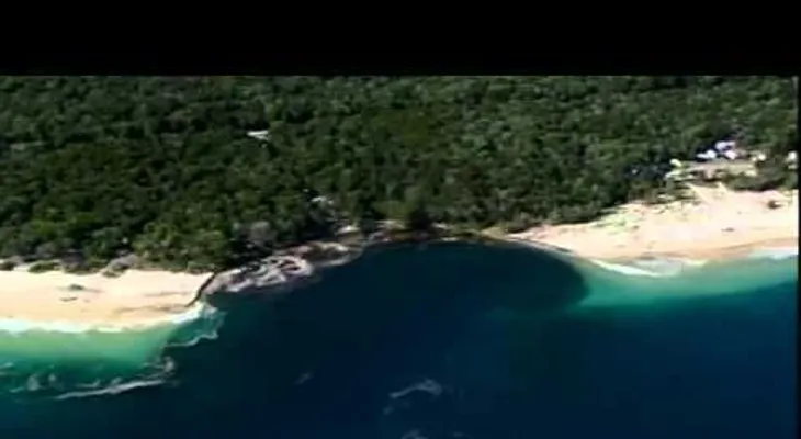 El mar se traga un trozo de isla en Australia (VIDEO)