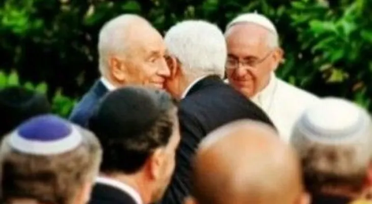 El Papa logra abrazo entre presidentes israelí y palestino