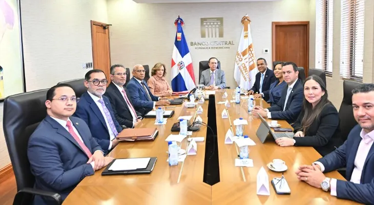 Valdez Albizu recibe la visita de la nueva directiva de ADOFINTECH