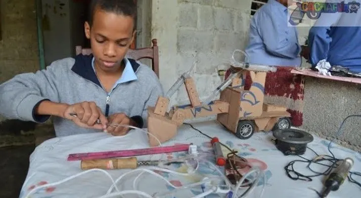 Un estudiante que construye robots con material reciclado