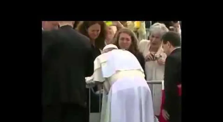 El papa Francisco con un niño con parálisis cerebral (VIDEO)