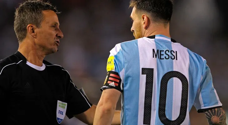 Messi no es el único: otros 4 grandes futbolistas sancionados por disputas en la cancha