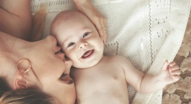 ¿Por qué los bebés dan vuelta los ojos?