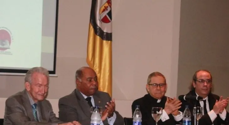 Ponen a circular libro sobre Derecho Constitucional 