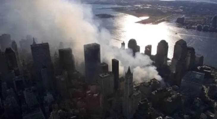 El 11S persigue, entre enfermedades y recuerdos, a bomberos y rescatistas 25 años después