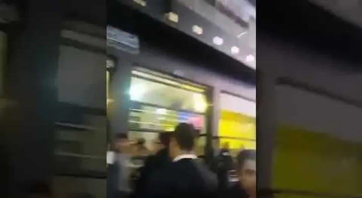 Rafael Correa "se estrella" contra un poste de luz (VIDEO)