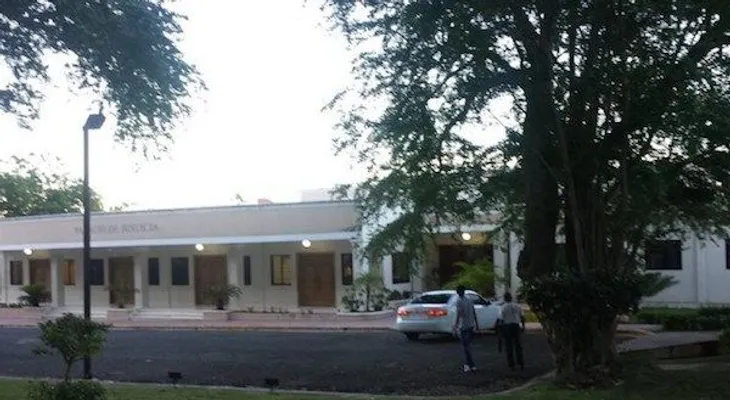 Tirotean Palacio de Justicia de Salcedo.