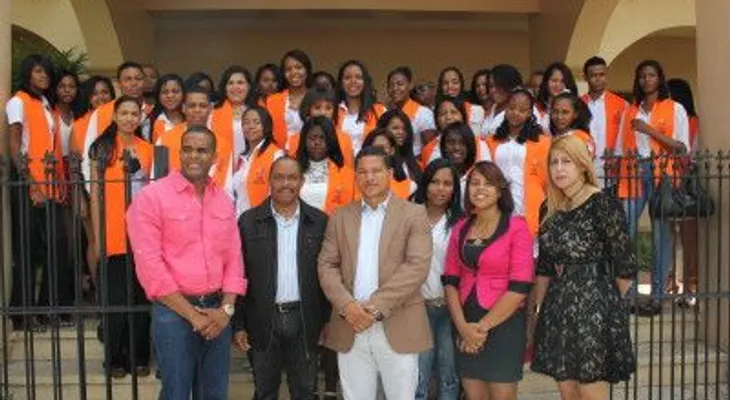 Ministerio de la Juventud gradúa jóvenes de San Cristóbal en Carreras Técnicas